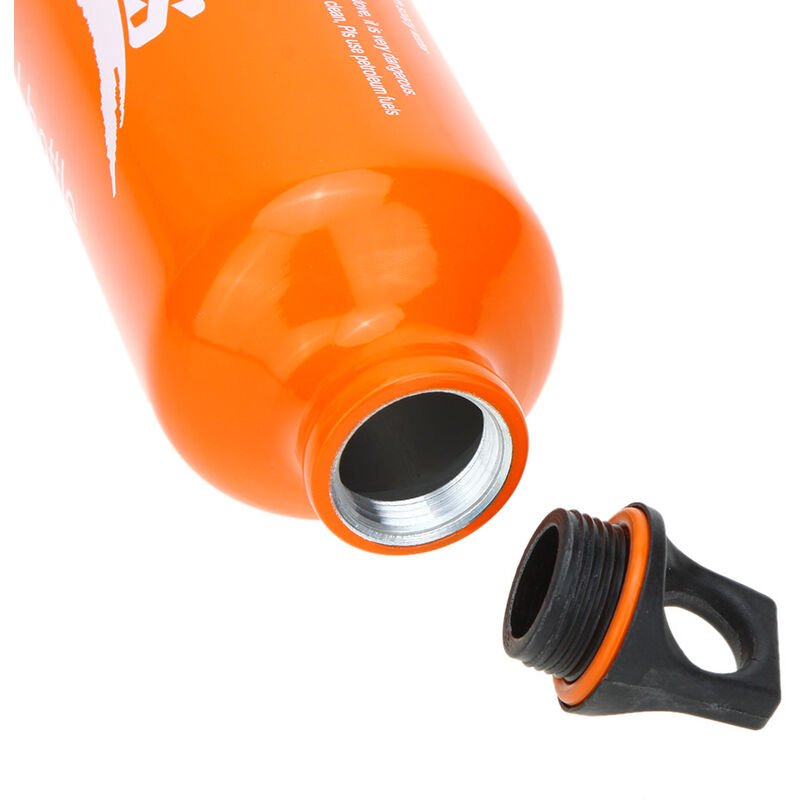 En la botella de almacenamiento de gasolina camping al aire libre