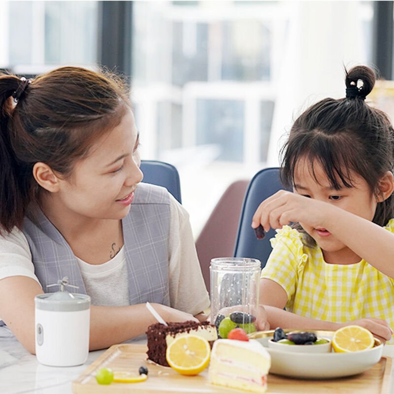 Mini Juicer Cup 350ml Batidora de jugo de frutas Licuadora de viaje con acero inoxidable 4 cuchillas USB recargable